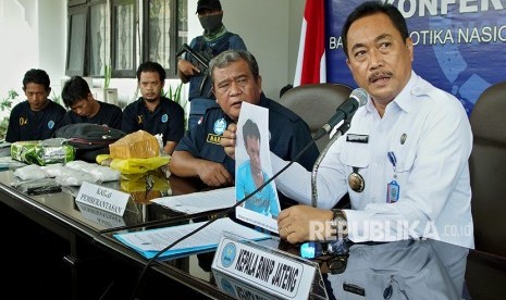 Kepala Badan Narkotika Nasional Provinsi (BNNP) Jateng Brigjen Pol Tri Agus Heru (kanan) didampingi Kabid Pemberantasan AKBP Suprinarto (kedua kanan) menjelaskan tentang kronologi pengungkapan kasus peredaran narkotik jenis sabu-sabu seberat 3,2 kg, saat rilis perkara tersebut di Semarang, Jawa Tengah, Selasa (17/4).