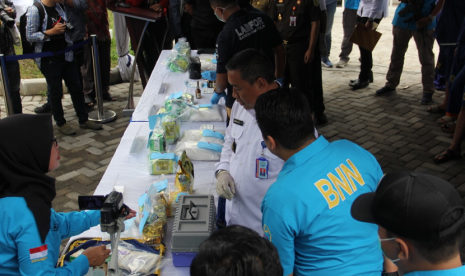 Kepala Badan Narkotika Nasional Provinsi Jawa Timur (BNNP Jatim) Brigjen Pol Bambang Priyambadha (baju putih) memimpin pemusnahan barang bukti narkotika jenis sabu di Kantor BNNP Jatim, Jalamln Sukomanunggal Nomor 55-56, Surabaya, Senin (1/4).