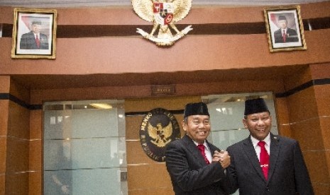  Kepala Badan Nasional Penaggulangan Teroris Komjen Saud Usman Nasution (kanan).