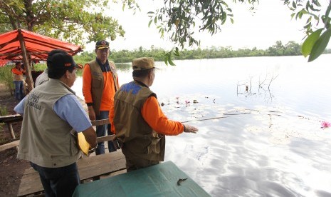 Kepala Badan Nasional Penanggulangan Bencana (BNPB) Doni Monardo (kedua kanan) meninjau kondisi Danau Dendam Tak Sudah di Bengkulu, Senin (29/4/2019). 