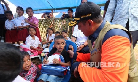 Kepala Badan Nasional Penanggulangan Bencana (BNPB), Doni Monardo meninjau proses belajar mengajar di SDN 1 Desa Oma, Kecamatan Pulau Haruku, Kabupaten Maluku Tengah, Maluku, Rabu (9/10/2019). 