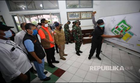 Kepala Badan Nasional Penanggulangan Bencana (BNPB) Doni Monardo meninjau proses persiapan Politeknik Kesehatan Malang yang akan digunakan sebagai Rumah Sakit (RS) Lapangan Ijen Boelevard untuk penanganan pasien COVID-19 di Kota Malang, Jawa Timur, Kamis (3/12).