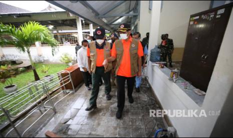 Kepala Badan Nasional Penanggulangan Bencana (BNPB) Doni Monardo meninjau proses persiapan Politeknik Kesehatan Malang yang akan digunakan sebagai Rumah Sakit (RS) Lapangan Ijen Boelevard untuk penanganan pasien COVID-19 di Kota Malang, Jawa Timur, Kamis (3/12).