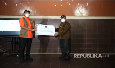 Kepala Badan Nasional Penanggulangan Bencana (BNPB) Doni Monardo meninjau proses persiapan Politeknik Kesehatan Malang yang akan digunakan sebagai Rumah Sakit (RS) Lapangan Ijen Boelevard untuk penanganan pasien COVID-19 di Kota Malang, Jawa Timur, Kamis (3/12).