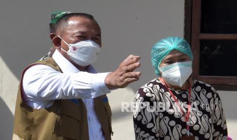 Petugas Posko Pemberlakuan Pembatasan Kegiatan Masyarakat (PPKM) perlu memperhatikan syarat bagi masyarakat yang melakukan isolasi mandiri (isoman) agar dapat berjalan baik. (Foto: Kepala Badan Nasional Penanggulangan Bencana (BNPB) Ganip Warsito, kiri)