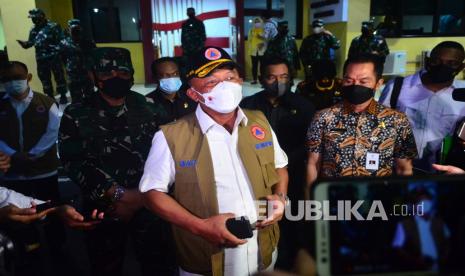 Kepala Badan Nasional Penanggulangan Bencana (BNPB) Ganip Warsito (tengah) menjawab pertanyaan wartawan saat meninjau penanganan kasus COVID-19 di Kudus, Jawa Tengah, Rabu (2/6/2021). Dalam tinjauan itu Ganip Warsito melakukan koordinasi dengan Pemerintah Kabupaten Kudus serta apel penambahan personel Satgas sebanyak 450 orang guna membantu Pemberlakuan Pembatasan Kegiatan Masyarakat (PPKM) berbasis Mikro dan penegakan prokes. 