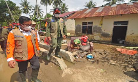 Kepala Badan Nasional Penanggulangan Bencana (BNPB) Letjen TNI Suharyanto (kanan) .