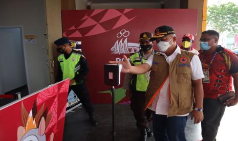  Kepala Badan Nasional Penanggulangan Bencana (BNPB) Letnan Jenderal TNI Ganip Warsito, S.E., M.M. terlebih dahulu menggunakan handsanitizer dan pengukuran suhu sebelum masuk venue di PON Papua.