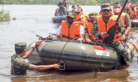 Kepala Badan Nasional Penanggulangan Bencana (BNPB) Mayjen TNI Suharyanto (kedua kanan) meninjau lokasi banjir di Kapuas Kiri Hulu (KKH), Kabupaten Sintang, Kalimantan Barat, Sabtu (20/11/2021). Kepala BNPB meninjau kondisi terkini daerah yang dilanda banjir di Kabupaten Sintang untuk memastikan penanganan tanggap darurat berjalan dengan baik serta mendapatkan informasi di lapangan mengenai kebutuhan rehabilitasi dan rekonstruksi di wilayah terdampak.