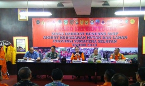 Kepala Badan Nasional Penanggulangan Bencana (BNPB) Willem Rampangilei melakukan kunjungan kerja Sumatera Selatan (Sumsel) dan melakukan patroli udara dan mengadakan rapat dengan Satgas Karhutla Sumsel di kantor Badan Penanggulangan Bencana Daerah (BPBD) Sumsel.