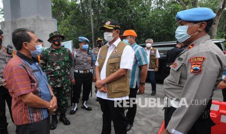 Kepala Badan Nasional Penanggulangan Bencana Doni Monardo (kedua kiri) berbincang dengan perangkat desa di Tempat Evakuasi Sementara Balerante, Kemalang, Klaten, Jawa Tengah, Kamis (19/11/2020). Badan Nasional Penanggulangan Bencana (BNPB) memberikan bantuan dana sebesar Rp1 miliar dan alat kesehatan untuk para pengungsi bencana Gunung Merapi yang berada di Kabupaten Klaten. 