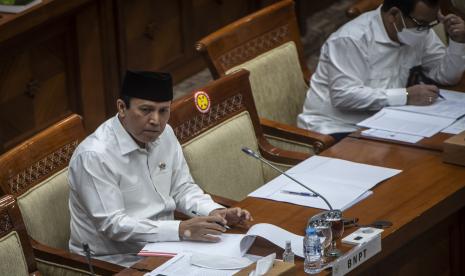 Kepala Badan Nasional Penanggulangan Terorisme (BNPT) Komjen Pol Boy Rafli Amar (kiri) mengikuti rapat dengar pendapat dengan Komisi III DPR di Kompleks Parlemen, Senayan, Jakarta, beberapa waktu lalu. Rapat tersebut membahas evaluasi kinerja, penindakan dan pengungkapan kasus serta kebijakan, strategi dan program BNPT.