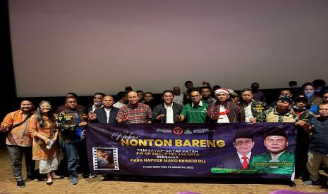 Kepala Badan Nasional Penanggulangan Terorisme (BNPT) Komjen Pol Boy Rafli Amar saat foto bersama GP Ansor DKI Jakarta dan berbagai komunitas setelah nonton bareng film Sayap Sayap Patah di Plaza Senayan, Jakarta, Sabtu (27/8/2022) malam.