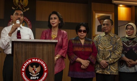 Kepala Badan Nasional Penanggulangan Terorisme (BNPT) Komjen Pol Suhardi Alius (kiri) bersama Panitia Seleksi Calon Pimpinan KPK 2019-2023 Yenti Garnasih (kedua kiri), Harkristuti Harkrisnowo (tengah), Indriyanto Seno Adji (kedua kanan) dan Diani Sadia Wati (kanan) menyampaikan keterangan pers seusai melakukan pertemuan di Kantor BNPT, Jakarta, Senin (1/7/2019).