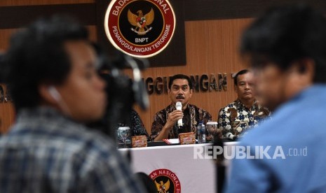 Kepala Badan Nasional Penanggulangan Terorisme (BNPT) Komjen Pol Suhardi Alius (tengah) memberikan keterangan pers terkait wacana pemulangan WNI eks ISIS di Jakarta, Jumat (7/2/2020).