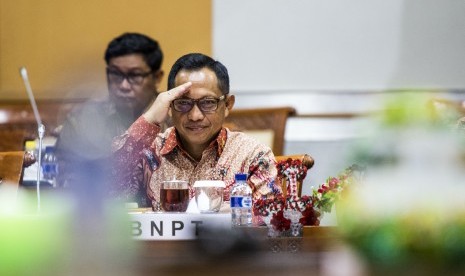 Kepala Badan Nasional Penanggulangan Terorisme (BNPT) Komjen Pol Tito Karnavian menghadiri rapat dengar pendapat (RDP) dengan Komisi III di kompleks Parlemen Senayan, Jakarta, Rabu (13/4).