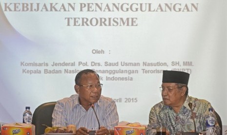 Kepala Badan Nasional Penanggulangan Terorisme (BNPT) Saud Usman Nasution (kiri) bersama Ketum PBNU Said Aqil Siroj menjadi pembicara dalam diskusi Respon NU terhadap Situs Radikal di gedung PBNU, Jakarta Pusat, Jumat (10/4). 