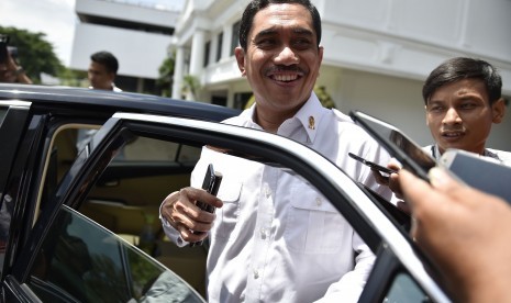 Kepala Badan Nasional Penanggulangan Terorisme (BNPT) Suhardi Alius meninggalkan Kompleks Istana Kepresidenan usai bertemu dengan Presiden Joko Widodo di Jakarta, Senin (10/4).