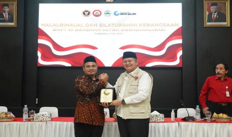 Kepala Badan Nasional Penanggulangan Terorisme Republik Indonesia (BNPT RI) Komjen Pol Prof Rycko Amelza Dahniel (kanan) dalam acara Halal Bihalal Idul Fitri dan Dialog Kebangsaan dengan Mitra Deradikalisasi di Solo Raya yang tergabung dalam Yayasan Gema Salam, Jumat (5/5/2023) sore. 