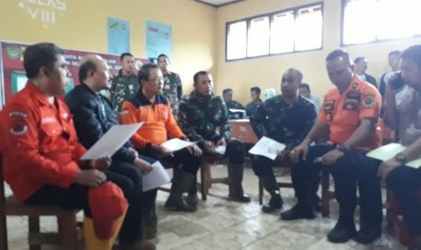 Kepala Badan Nasional Penanggulanhan Bencana Nasional (BNPB) Willem Rampangilei memberikan keterangan pers mengenai bencana longsor di Desa Sirnaresmi Kecamatan Cisolok Kabupaten Sukabumi Rabu (2/1) sore.