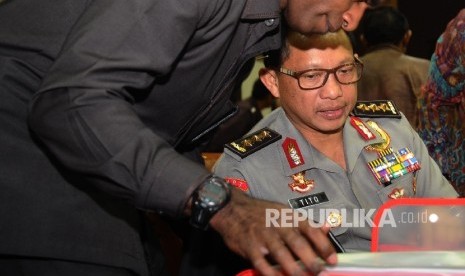 Kepala Badan Nasional Penangulangan Teroris (BNPT) Tito Karnavian saat akan menjalani Uji Kepatutan dan Kelayakan Kapolri dengan Komisi III di Kompleks Parlemen Senayan, Jakarta, Kamis (23/6)