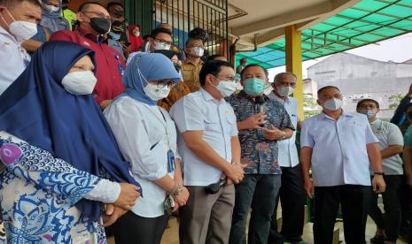 Kepala Badan Pangan Nasional, Arief Prasetyo Adi bersama Direktur Jenderal Perdagangan Dalam Negeri, Kemendag, saat mengecek harga bahan pangan pokok di Pasar Cibinong, Kabupaten Bogor, Selasa (12/4/2022). 