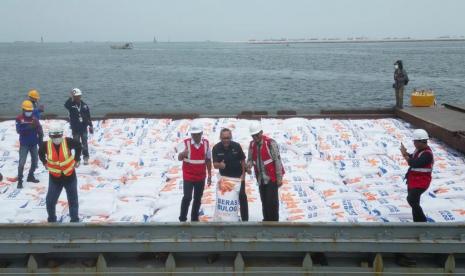 Kepala Badan Pangan Nasional/National Food Agency Arief Prasetyo Adi, saat melihat proses kedatangan dan buka palka, Jumat, (16/12/2022), di Pelabuhan Tanjung Priok Jakarta, bersama Menteri Perdagangan dan Direktur Utama Perum BULOG. Arief mengatakan, langkah pengamanan stok CBP telah berjalan.