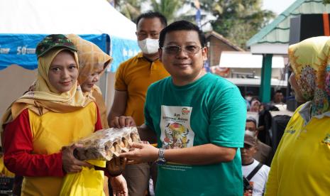 Kepala Badan Pangan Nasional/National Food Agency (NFA) Arief Prasetyo Adi saat mengkampanyekan Gerakan makan Telur kepada masyarakat. Menjelang Nataru ini, ia meminta para peternak layer dan pedagang telur untuk membeli dan menjual telur ayam ras sesuai dengan Harga Acuan Penjualan/Pembelian (HAP) yang telah disepakati.