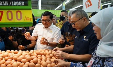 Kepala Badan Pangan Nasional/National Food Agency (NFA) Arief Prasetyo Adi bersama Menteri Perdagangan, Satgas Pangan, Perum Bulog, ID FOOD, Asosiasi, dan Pemda Jakarta turun langsung memastikan ketersediaan dan harga pangan kebutuhan pokok jelang Nataru di pasar retail modern, Jakarta, Kamis, (08/12/2022).