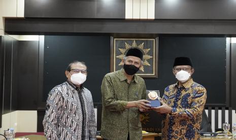 Kepala Badan Pelaksana BPKH, Anggito Abimanyu (tengah), didampingi Ketua Umum PP Muhammadiyah Haedar Nashir (kanan) dan Sekretaris PP Muhammadiyah, Agung Danarto, saat peluncuran program Beasiswa Sang Surya BPKH-Lazismu di Yogyakarta, Sabtu (30/10).     