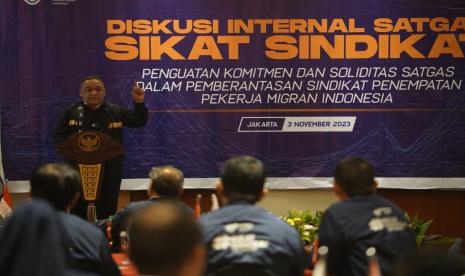 Kepala Badan Pelindungan Pekerja Migran Indonesia (BP2MI) Benny Rhamdani menyampaikan arahan saat diskusi bertema “Penguatan komitmen dan soliditas Satgas dalam pemberantasan sindikat penempatan Pekerja Migran Indonesia”, di Hotel Bidakara, Jakarta Selatan, Jumat (3/11/2023). 