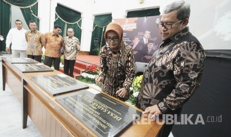 Kepala Badan Pembinaan Hukum Nasional Kementerian Hukum dan HAM Enny Nurbaningsih mewakili Menteri Hukum dan HAM didampingi Gubernur Jabar Ahmad Heryawan menandatangani prasasti Desa Sadar Hukum usai memberikan penghargaan Anugerah Anubhawa Sasana kepada desa, kecamatan, kota dan kabupeten, di Gedung Sate, Kota Bandung, Rabu (4/10)