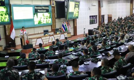 Kepala Badan Pembinaan Ideologi Pancasila (BPIP) Prof. Drs. K.H. Yudian Wahyudi, M.A., Ph.D, memberikan ceramah pembekalan kepada Perwira Siswa Dikreg LXII Seskoad TA 2022 yang terdiri dari 241 Pasis TNI Angkatan Darat, 2 Pasis TNI Angkatan Laut, 2 Pasis dari TNI Angkatan Udara, serta 19 Pasis Polri, di Gedung Jenderal Gatot Soebroto Seskoad, Bandung, Senin (12/9/2022). 