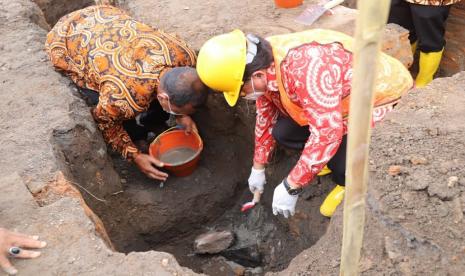 Kepala Badan Pembinaan Ideologi Pancasila (BPIP) Prof Yudian Wahyudi berkesempatan meletakan batu pertama atau groundbreaking Pembangunan Masjid Luthfi Al Mukhlisin di Desa Bolon, Kecamatan Colomadu Karanganyar.