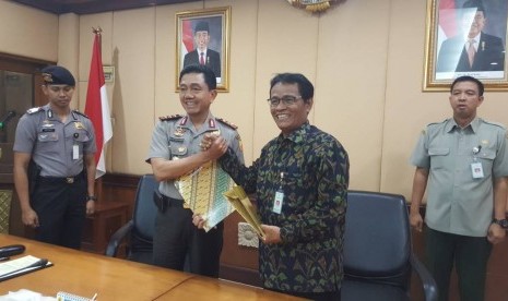 Kepala Badan Pemeliharaan Keamanan (Kabarharkam) Komjen Putut Eko Bayuseno dan Direktur Jenderal Peternakan dan Kesehatan Hewan Kementerian Pertanian I Ketut Diarmita usai penandatanganan nota kesepahaman tentang Pengendalian Pemotongan Ruminansia Betina Produktif di Kantor Kabarhakam Kepolisian Negara Republik Indonesia, Jakarta, Selasa (9/5).