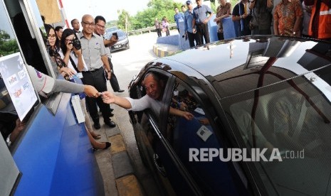 Kepala Badan Pengatur Jalan Tol (BPJT) Kementrian PU, Heri Tri Saputra, saat uji coba Integrasi Sistem Pembayaran Tol di gerbang tol Palimanan, Cirebon, Senin (13/6). (Republika/Tahta Aidilla)