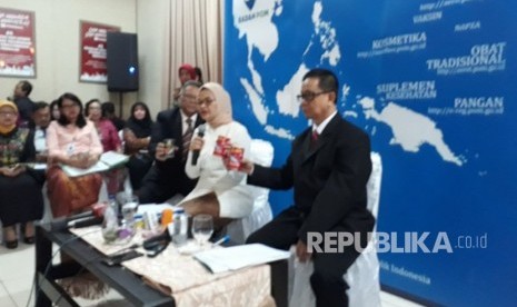 Kepala Badan Pengawas Obat dan Makanan (BPOM) Penny K Lukito memberikan keterangan mengenai 27 merek ikan makarel dalam kaleng yang positif mengandung cacing parasit. Jumlah ini ditemukan setelah sebelumnya hanya tiga merek yang mengandung cacing yaitu Farmerjack, IO, dan HOKI. Temuan ini diutarakan di sela-sela pelantikan Direktur Pengamanan Kedeputian BPOM yang berasal dari Kepolisian, di Jakarta Pusat, Rabu (28/3). 