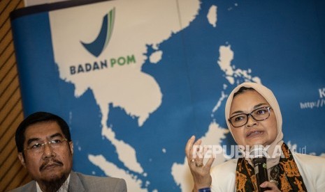 Kepala Badan Pengawas Obat dan Makanan (BPOM) Penny K Lukito (kanan) didampingi Ketum Pengurus Pusat Ikatan Apoteker Indonesia (PP IAI) Nurul Falah (kiri) memberikan keterangan pers terkait hasil pengujian terhadap cemaran N-Nitrosodimethylamine (NDMA) dalam produk obat yang mengandung Ranitidin, di Kantor BPOM, Jakarta, Jumat (11/10/2019).