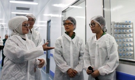 Kepala Badan Pengawas Obat dan Makanan (BPOM) Penny K.Lukito (kiri) didampingi Presiden Direktur PT Kalbe Farma Irawati Setiady (tengah) meninjau ruang produksi pabrik obat biosimilar PT Kalbio Global Medika, di kawasan Delta Silikon, Cikarang, Jawa Barat,