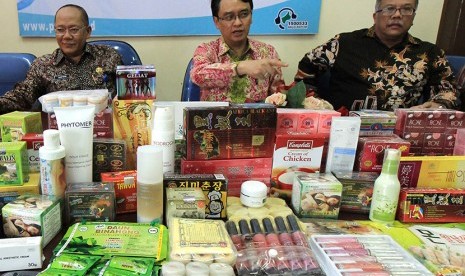 Kepala Badan Pengawas Obat dan Makanan (BPOM) Roy Alexander Sparringa (tengah) menunjukkan produk ilegal saat acara pemusnahan produk obat dan makanan ilegal di Surabaya, Jawa Timur, Jumat (11/12).