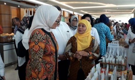 Kepala Badan Pengawas Obat dan Makanan (POM) Penny K. .Lukito menyerahkan surat ijin edar kepada enam UMKM pangan dan tiga obat tradisional  dalam acara Saresehan dan Pameran UMKM berdaya saing bersama Badan POM dan meninjau pameran UMKM Pangan , di Hotel Alana Yogyakarta, Kamis (19/7).