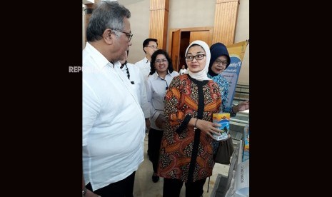 Kepala Badan Pengawas Obat dan Makanan (BPOM) Penny K Lukito menyerahkan surat ijin edar kepada enam UMKM pangan dan tiga obat tradisional  dalam acara Saresehan dan Pameran UMKM berdaya saing bersama Badan POM dan meninjau pameran UMKM Pangan , di Hotel Alana Yogyakarta, Kamis (19/7). 