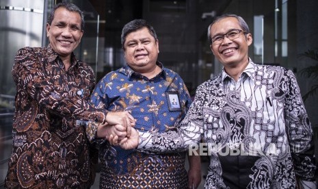 Kepala Badan Pengawasan Keuangan dan Pembangunan (BPKP) Muhammad Yusuf Ateh (tengah), Wakil Ketua KPK Alexander Marwata (kanan) dan Deputi Pencegahan KPK Pahala Nainggolan (kiri) bertumpu tangan bersama usai melakukan pertemuan di gedung KPK, Jakarta, Kamis (20/2/2020).