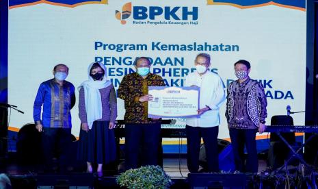 Kepala Badan Pengelola Keuangan Haji (BPKH) Anggito Abimanyu (kedua kanan) melalui LazisMu menyerahkan bantuan berupa alat Apheresis kepada Rumah Sakit Akademik (RSA) UGM di sela-sela Konser bertajuk Hadiahkanlah Nirwana-Mu di Yogyakarta 31 Maret 2021 lalu. 