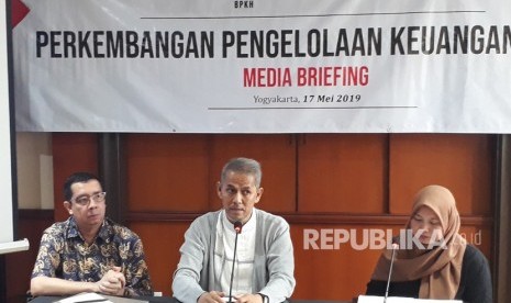 Kepala Badan Pengelola Keuangan Haji (BPKH) Anggito Abimanyu, saat  media briefing di Hotel Melia Purosani, Jumat (17/5). 