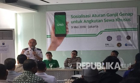 Kepala Badan Pengelola Transportasi Jabodetabek (BPTJ) Bambang Prihartono, memberikan penjelasan terkait aturan transportasi online Ibu Kota pada Asian Games 2018 mendatang, Rabu (9/5), di Cyber 2 Tower Jakarta Selatan