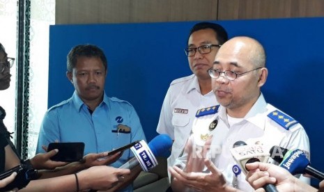 Kepala Badan Pengelola Transportasi Jakarta (BPTJ) Bambang Prihartono (kanan), Direktur Utama PT Railink Heru Kuswanto (trngah), dan Pelaksana Tugas Direktur Utama PT Transportasi Jakarta Wijanarko (kiri) menjelaskan mengenai peresmian bus transjakarta yang terintegrasi di Stasiun Sudirman Baru untuk Kereta Api Bandara Soekarno-Hatta, Kamis (28/12). 