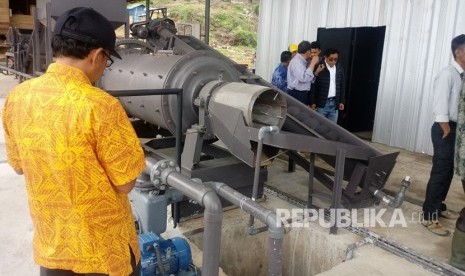 Kepala Badan Pengkajian dan Penerapan Teknologi (BPPT), Unggul Priyanto, meninjau kesiapan teknologi untuk pengolahan emas bebas merkuri di pilot plant di Desa Lebak Situ, Kabupaten Lebak, Banten, Kamis (11/1). Rencana, area ini akan diresmikan Menteri Lingkungan Hidup dan Kehutanan, Siti Nurbaya, pada pekan ketiga Februari. 