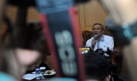 Kepala badan pengkajian MPR RI Bambang Sadono memimpin diskusi dengan tema Penegasan Pancasila Sebagai Sumber Hukum dan Hierarki Sistem Perundang-undangan di ruang Nusantara IV gedung MPR RI, Jakarta, Senin (9/3).  (foto : MgROL_34)