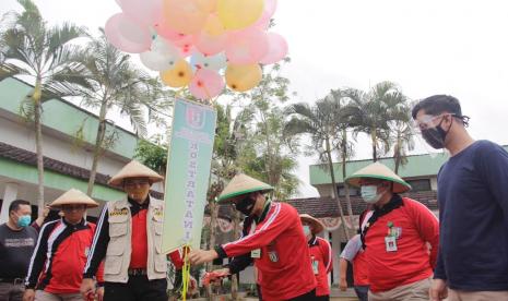 Kepala Badan Penyuluhan dan Pengembangan SDM Pertanian (BPPSDMP) Dedi Nursyamsi bersama Wakil Bupati Pringsewu H Fauzi, melakukan panen raya dengan harvester, Jumat (4/9), di BPP Gading Rejo.  